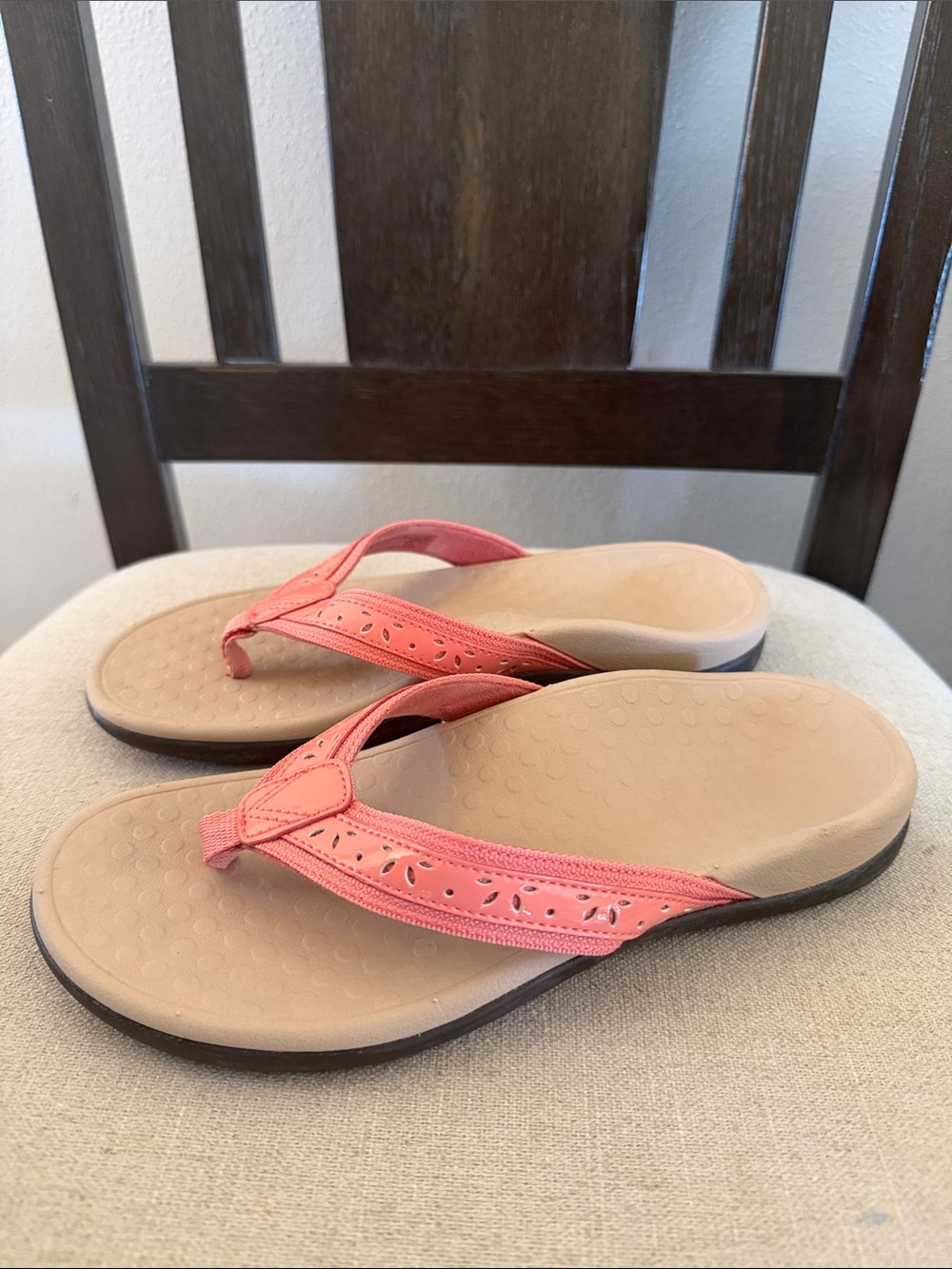 Vionic Women’s Casandra Laser Cut Flip Flops Peach Pink Size 6